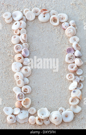 Shell-Alphabets am Sandstrand, Nahaufnahme Stockfoto