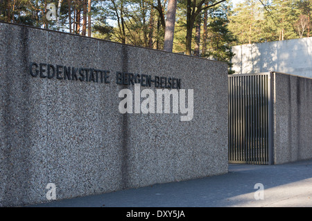 Das Eingangstor in die Gedenkstätte Bergen-Belsen bei Celle, Niedersachsen, Deutschland Stockfoto