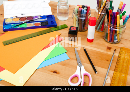 verschiedene Dinge auf dem Tisch zu Kunst und Kunsthandwerk, weißen Hintergrund versuchen Stockfoto