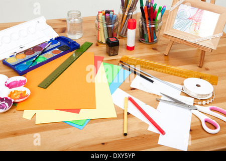 verschiedene Dinge auf dem Tisch zu Kunst und Kunsthandwerk, weißen Hintergrund versuchen Stockfoto