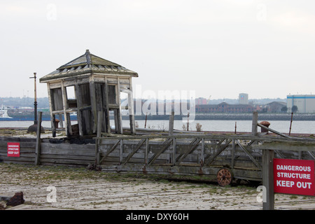 Ein verlassener Kai in Liverpool am Ufer des Flusses Mersey, Merseyside, England. Stockfoto