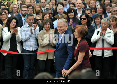 Paris, Frankreich. 1. April 2014. Französische ausgehende Premier Jean-Marc Ayrault und seine Frau zu verlassen, nach einer offiziellen Übergabe-Zeremonie im Hotel Matignon, offizielle Residenz des französischen Premierministers, in Paris, Frankreich, 1. April 2014. Der französische Präsident Francois Hollande am Montag benannt Innenminister Manuel Valls Kopf seine neue "kämpfen" Führungsteam, Jean-Marc Ayrault zu ersetzen, nachdem die Sozialisten einen schweren Rückschlag bei den Kommunalwahlen erlitt. Bildnachweis: Chen Xiaowei/Xinhua/Alamy Live-Nachrichten Stockfoto