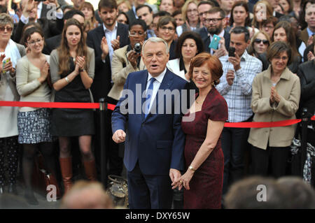 Paris, Frankreich. 1. April 2014. Französische ausgehende Premier Jean-Marc Ayrault und seine Frau zu verlassen, nach einer offiziellen Übergabe-Zeremonie im Hotel Matignon, offizielle Residenz des französischen Premierministers, in Paris, Frankreich, 1. April 2014. Der französische Präsident Francois Hollande am Montag benannt Innenminister Manuel Valls Kopf seine neue "kämpfen" Führungsteam, Jean-Marc Ayrault zu ersetzen, nachdem die Sozialisten einen schweren Rückschlag bei den Kommunalwahlen erlitt. Bildnachweis: Chen Xiaowei/Xinhua/Alamy Live-Nachrichten Stockfoto