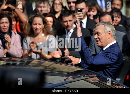 Paris, Frankreich. 1. April 2014. Französischer Premierminister Jean-Marc Ayrault ausgehenden Wellen auf Wiedersehen nach einer offiziellen Übergabe-Zeremonie im Hotel Matignon, offizielle Residenz des französischen Premierministers, in Paris, Frankreich, 1. April 2014. Der französische Präsident Francois Hollande am Montag benannt Innenminister Manuel Valls Kopf seine neue "kämpfen" Führungsteam, Jean-Marc Ayrault zu ersetzen, nachdem die Sozialisten einen schweren Rückschlag bei den Kommunalwahlen erlitt. Bildnachweis: Chen Xiaowei/Xinhua/Alamy Live-Nachrichten Stockfoto