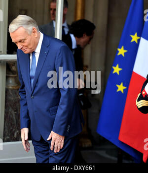 Paris, Frankreich. 1. April 2014. Französischer Premierminister Jean-Marc Ayrault ausgehende verbeugt sich arbeitendes Personal im Rahmen einer offiziellen Übergabezeremonie im Hotel Matignon, offizielle Residenz des französischen Premierministers, in Paris, Frankreich, 1. April 2014. Der französische Präsident Francois Hollande am Montag benannt Innenminister Manuel Valls Kopf seine neue "kämpfen" Führungsteam, Jean-Marc Ayrault zu ersetzen, nachdem die Sozialisten einen schweren Rückschlag bei den Kommunalwahlen erlitt. Bildnachweis: Chen Xiaowei/Xinhua/Alamy Live-Nachrichten Stockfoto