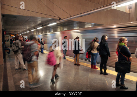 Ein Lissabon Metro Zug ziehen in einer geschäftigen Bahnsteig in Lissabon (Lisboa). Stockfoto