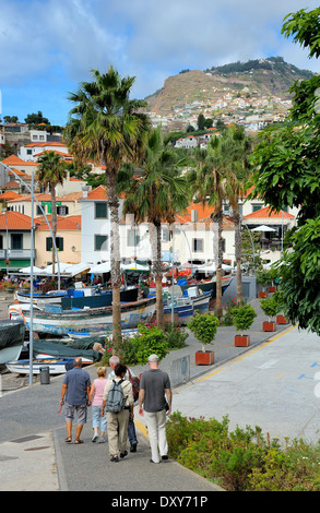 Funchal-Madeira.Tourists zu Fuß hinunter zum Hafenbereich in dem Fischerdorf Camara de Lobos Stockfoto