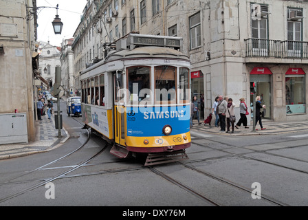 Straßenbahn Nr. 28, Estrela in zentral-Lissabon, Portugal. Stockfoto