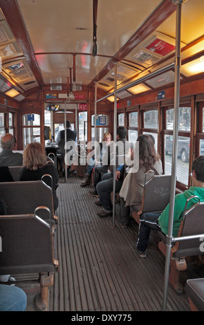 Innerhalb der einzelnen Wagen einer Straßenbahn Nr. 28 in Lissabon (Lisboa). Stockfoto