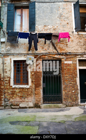 Waschen hängen in einer Seitenstraße, Venedig, Italien Stockfoto