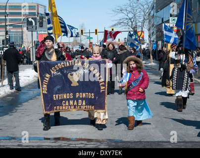 Jährliche Parade in Montreal zum Gedenken an griechischen Unabhängigkeitstag im Parkbereich Erweiterung multikulturellen Stockfoto