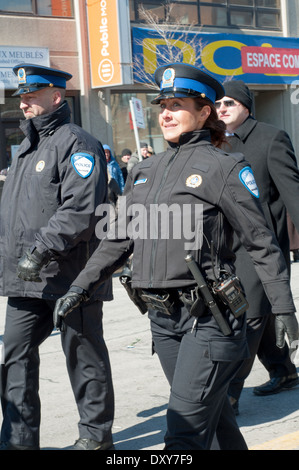 Polizistin aus griechischer Herkunft während der jährlichen Parade zum Gedenken an Griechenland Independence Day Montreal Kanada Stockfoto