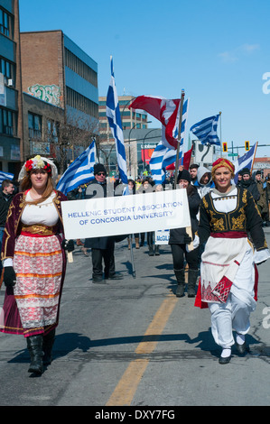 Jährliche Parade in Montreal zum Gedenken an griechischen Unabhängigkeitstag im Parkbereich Erweiterung multikulturellen Stockfoto