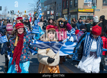 Jährliche Parade in Montreal zum Gedenken an griechischen Unabhängigkeitstag im Parkbereich Erweiterung multikulturellen Stockfoto