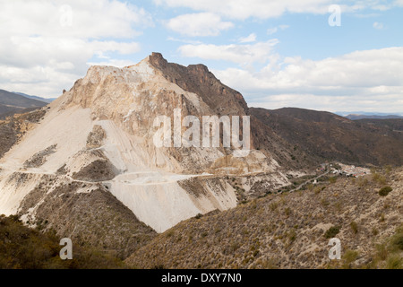 Eine offene weiße Marmor mir auf einem Berg in der Sierra de Los Fibrales, von der Stadt Cobdar Andalusien Spanien Europa Stockfoto