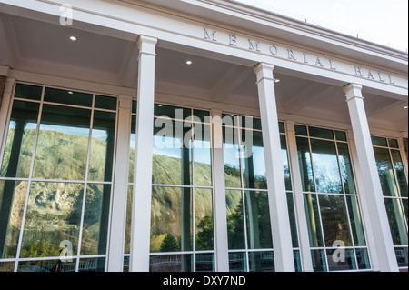 Gedächtnishalle im Stone Mountain Park mit Reflexion der Gedenkstätte Schnitzen in die großen Glasfenster. Atlanta, Georgia, USA. Stockfoto