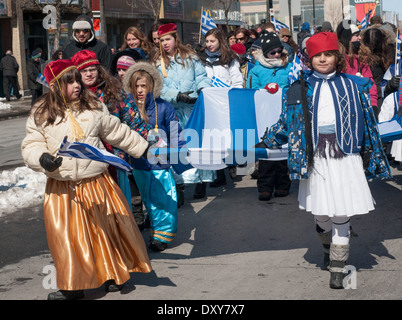 Jährliche Parade in Montreal zum Gedenken an griechischen Unabhängigkeitstag im Parkbereich Erweiterung multikulturellen Stockfoto