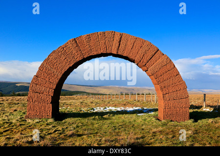 Colt Hill Bogen, Cairnhead, Dumfries and Galloway, Schottland, Großbritannien. Der Bogen ist Teil der Andy Goldsworthys "Striding Arches" Stockfoto