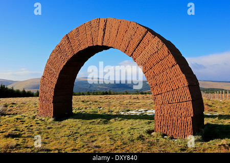 Colt Hill Bogen, Cairnhead, Dumfries and Galloway, Schottland, Großbritannien. Der Bogen ist Teil der Andy Goldsworthys "Striding Arches" Stockfoto