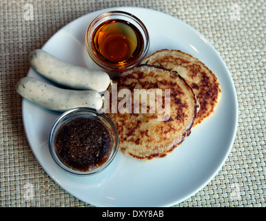 Bayerisches Frühstück mit Weißwurst, Pfannkuchen und Sirup Stockfoto