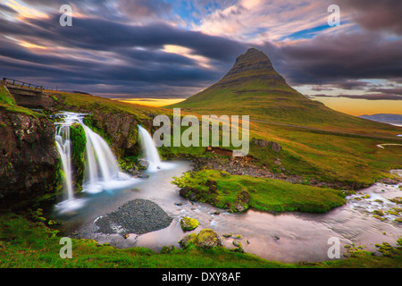 Kirkjufell Berg und Wasserfall Stockfoto