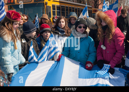 Jährliche Parade in Montreal zum Gedenken an griechischen Unabhängigkeitstag im Parkbereich Erweiterung multikulturellen Stockfoto