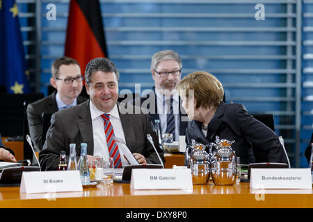 Berlin, Deutschland. 1. April 2014. Treffen von Bundeskanzlerin Merkel mit den Ministerpräsidenten der Länder, die die Änderung des erneuerbare Energien Gesetzes mit Beteiligung von Sigmar Gabriel (SPD), Bundesminister für Wirtschaft und Energie und der Präsident der Bundesnetzagentur, Jochen Hohmann gefolgt von einer gemeinsamen Pressekonferenz in der Kanzlei in Berlin. / Bild: Sigmar Gabriel (SPD), Bundesminister für Wirtschaft und Energetik und Kredit der deutschen Bundeskanzlerin Angela Merkel (CDU) : Live-Nachrichten Reynaldo Paganelli/NurPhoto/ZUMAPRESS.com/Alamy Stockfoto