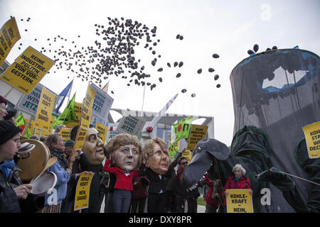 Berlin, Deutschland. 1. April 2014. Protest vor dem Kanzleramt gegen das erneuerbare Energien-Gesetz (EGG) und Energie Politk in Berlin. / Bild: Demonstranten vor dem Bundeskanzleramt in Berlin, am 1. April 2014. Bildnachweis: Reynaldo Paganelli/NurPhoto/ZUMAPRESS.com/Alamy Live-Nachrichten Stockfoto