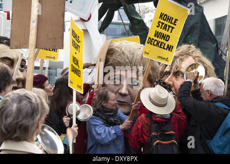 Berlin, Deutschland. 1. April 2014. Protest vor dem Kanzleramt gegen das erneuerbare Energien-Gesetz (EGG) und Energie Politk in Berlin. / Bild: Demonstranten vor dem Bundeskanzleramt in Berlin, am 1. April 2014. Bildnachweis: Reynaldo Paganelli/NurPhoto/ZUMAPRESS.com/Alamy Live-Nachrichten Stockfoto