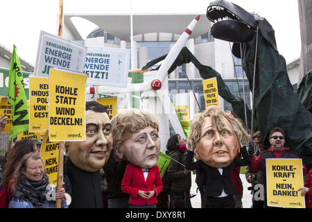 Berlin, Deutschland. 1. April 2014. Protest vor dem Kanzleramt gegen das erneuerbare Energien-Gesetz (EGG) und Energie Politk in Berlin. / Bild: Demonstranten vor dem Bundeskanzleramt in Berlin, am 1. April 2014. Bildnachweis: Reynaldo Paganelli/NurPhoto/ZUMAPRESS.com/Alamy Live-Nachrichten Stockfoto