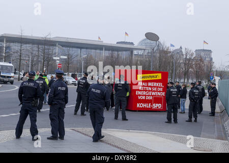 Berlin, Deutschland. 1. April 2014. Greenpeace Demonstranten gegen die Deutsche Energie-Politik, in Berlin, am 1. April 2014. Sie blockierten den Eintrag der Kanzlei mit einem Würfel, wo Personen drinnen waren. Sie wollten es Kanzlerin Merkel geben. Bildnachweis: Reynaldo Paganelli/NurPhoto/ZUMAPRESS.com/Alamy Live-Nachrichten Stockfoto
