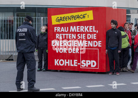 Berlin, Deutschland. 1. April 2014. Greenpeace Demonstranten gegen die Deutsche Energie-Politik, in Berlin, am 1. April 2014. Sie blockierten den Eintrag der Kanzlei mit einem Würfel, wo Personen drinnen waren. Sie wollten es Kanzlerin Merkel geben. Bildnachweis: Reynaldo Paganelli/NurPhoto/ZUMAPRESS.com/Alamy Live-Nachrichten Stockfoto