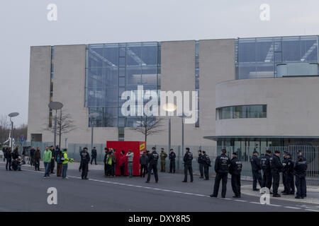 Berlin, Deutschland. 1. April 2014. Greenpeace Demonstranten gegen die Deutsche Energie-Politik, in Berlin, am 1. April 2014. Sie blockierten den Eintrag der Kanzlei mit einem Würfel, wo Personen drinnen waren. Sie wollten es Kanzlerin Merkel geben. Bildnachweis: Reynaldo Paganelli/NurPhoto/ZUMAPRESS.com/Alamy Live-Nachrichten Stockfoto