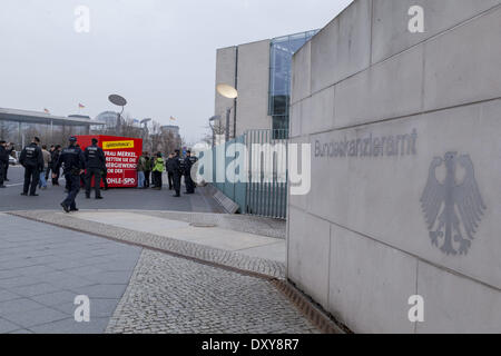 Berlin, Deutschland. 1. April 2014. Greenpeace Demonstranten gegen die Deutsche Energie-Politik, in Berlin, am 1. April 2014. Sie blockierten den Eintrag der Kanzlei mit einem Würfel, wo Personen drinnen waren. Sie wollten es Kanzlerin Merkel geben. Bildnachweis: Reynaldo Paganelli/NurPhoto/ZUMAPRESS.com/Alamy Live-Nachrichten Stockfoto