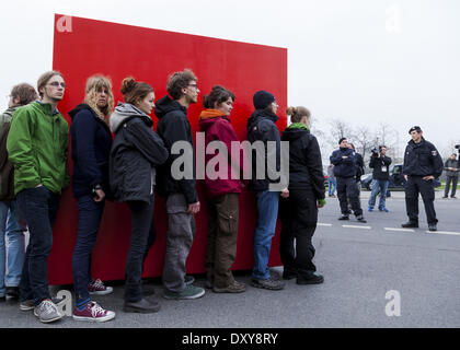 Berlin, Deutschland. 1. April 2014. Greenpeace Demonstranten gegen die Deutsche Energie-Politik, in Berlin, am 1. April 2014. Sie blockierten den Eintrag der Kanzlei mit einem Würfel, wo Personen drinnen waren. Sie wollten es Kanzlerin Merkel geben. Bildnachweis: Reynaldo Paganelli/NurPhoto/ZUMAPRESS.com/Alamy Live-Nachrichten Stockfoto