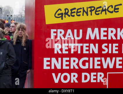Berlin, Deutschland. 1. April 2014. Greenpeace Demonstranten gegen die Deutsche Energie-Politik, in Berlin, am 1. April 2014. Sie blockierten den Eintrag der Kanzlei mit einem Würfel, wo Personen drinnen waren. Sie wollten es Kanzlerin Merkel geben. Bildnachweis: Reynaldo Paganelli/NurPhoto/ZUMAPRESS.com/Alamy Live-Nachrichten Stockfoto