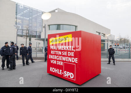 Berlin, Deutschland. 1. April 2014. Greenpeace Demonstranten gegen die Deutsche Energie-Politik, in Berlin, am 1. April 2014. Sie blockierten den Eintrag der Kanzlei mit einem Würfel, wo Personen drinnen waren. Sie wollten es Kanzlerin Merkel geben. Bildnachweis: Reynaldo Paganelli/NurPhoto/ZUMAPRESS.com/Alamy Live-Nachrichten Stockfoto