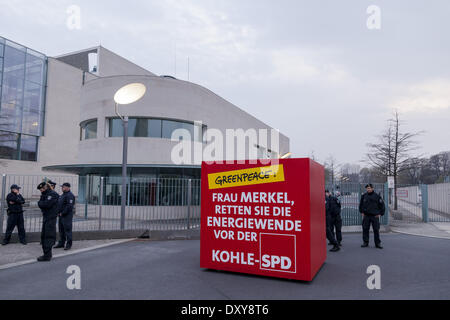 Berlin, Deutschland. 1. April 2014. Greenpeace Demonstranten gegen die Deutsche Energie-Politik, in Berlin, am 1. April 2014. Sie blockierten den Eintrag der Kanzlei mit einem Würfel, wo Personen drinnen waren. Sie wollten es Kanzlerin Merkel geben. Bildnachweis: Reynaldo Paganelli/NurPhoto/ZUMAPRESS.com/Alamy Live-Nachrichten Stockfoto