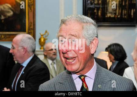 Hillsborough, Nordirland. 1. April 2014 - Prinz Charles, Prinz von Wales, ist überrascht, während eines Besuchs in Hillsborough Castle Credit: Stephen Barnes/Alamy Live News Stockfoto