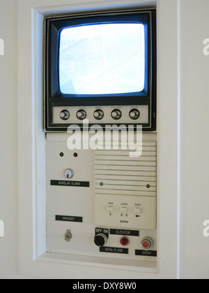 Eigentumswohnung-Sicherheitssystem mit Überwachung Bildschirm, USA Stockfoto