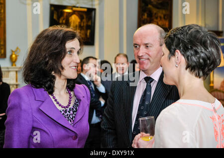 Hillsborough, Nordirland. 1. April 2014 - Nordirland Secretary Of State, Theresa Villiers MP im Gespräch mit Gästen am Hillsborough Castle Credit: Stephen Barnes/Alamy Live News Stockfoto