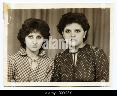 UdSSR - ca. 1954: Ein antikes Foto zeigt Studioportrait zwei womans. Stockfoto