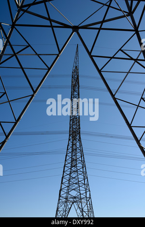 Drei symmetrische Stahl Gitter elektrische Türme Hochspannung Stromleitungen Ontario Hydro Stockfoto