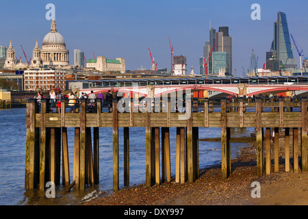 Holzsteg im Oxo Tower Wharf an der Themse mit Blackfriars Bridge und die Skyline der City of London in London, England Stockfoto