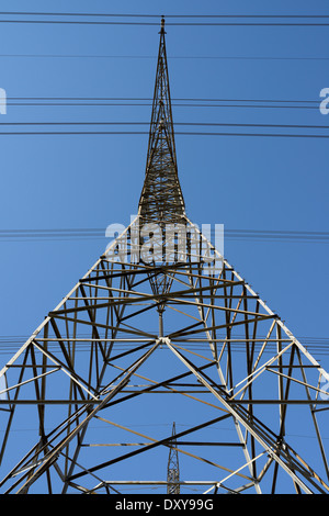 Eine symmetrische Stahl elektrische Gittermast mit Hochspannung Stromleitungen vor blauem Himmel Ontario Hydro nachschlagen Stockfoto