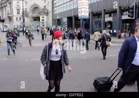 Goth Girl Kreuzung Straße vom Bahnhof Waterloo Stockfoto