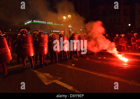 Athen, Griechenland, 1. April 2014. Demonstranten Zusammenstoß mit der Polizei nach dem Versuch, durch die Polizeiabsperrung und weiterhin ihren Marsch. Sie gingen auf die Straße demonstrieren gegen Sparmaßnahmen am Tag, die das ECOFIN-Treffen stattfand. Bildnachweis: Nikolas Georgiou / Alamy Live News Stockfoto