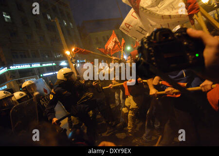 Athen, Griechenland, 1. April 2014. Demonstranten Zusammenstoß mit der Polizei nach dem Versuch, durch die Polizeiabsperrung und weiterhin ihren Marsch. Sie gingen auf die Straße demonstrieren gegen Sparmaßnahmen am Tag, die das ECOFIN-Treffen stattfand. Bildnachweis: Nikolas Georgiou / Alamy Live News Stockfoto