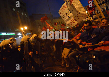 Athen, Griechenland, 1. April 2014. Demonstranten Zusammenstoß mit der Polizei nach dem Versuch, durch die Polizeiabsperrung und weiterhin ihren Marsch. Sie gingen auf die Straße demonstrieren gegen Sparmaßnahmen am Tag, die das ECOFIN-Treffen stattfand. Bildnachweis: Nikolas Georgiou / Alamy Live News Stockfoto