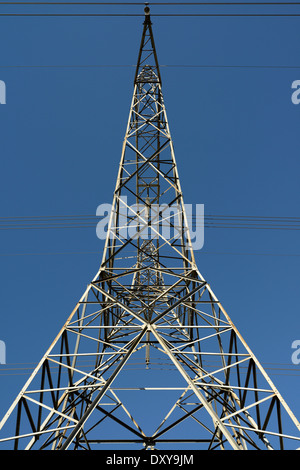 Seitenansicht des symmetrischen Stahl Fahrwerk elektrische Gittermast mit Hochspannung Stromleitungen und blauem Himmel Ontario Hydro Stockfoto